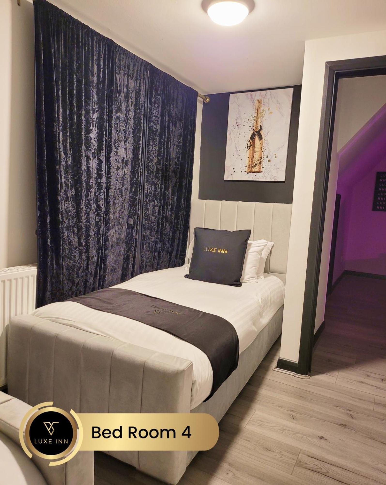 4 Bedroom House, Heathrow Airport, Luxe Inn Colnbrook Esterno foto