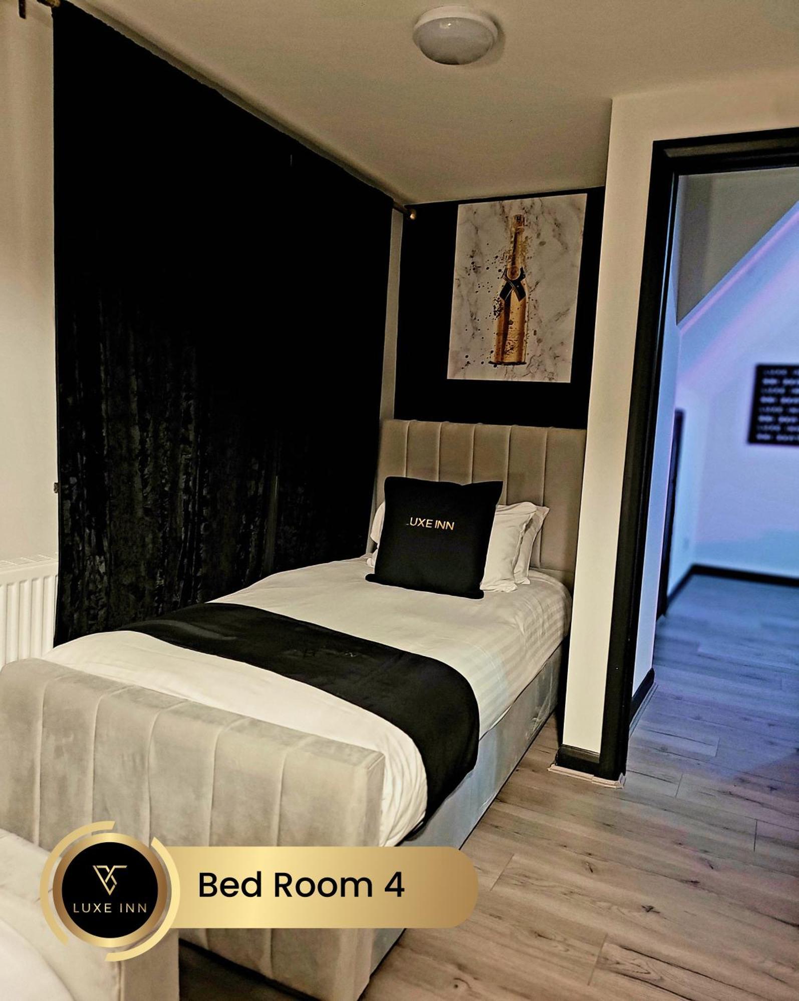 4 Bedroom House, Heathrow Airport, Luxe Inn Colnbrook Esterno foto
