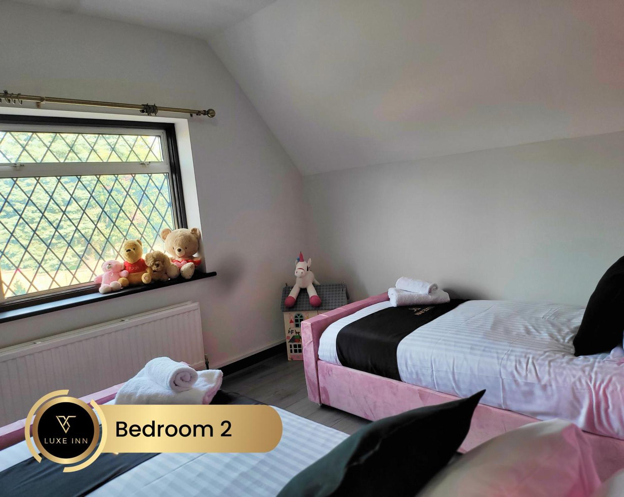 4 Bedroom House, Heathrow Airport, Luxe Inn Colnbrook Esterno foto