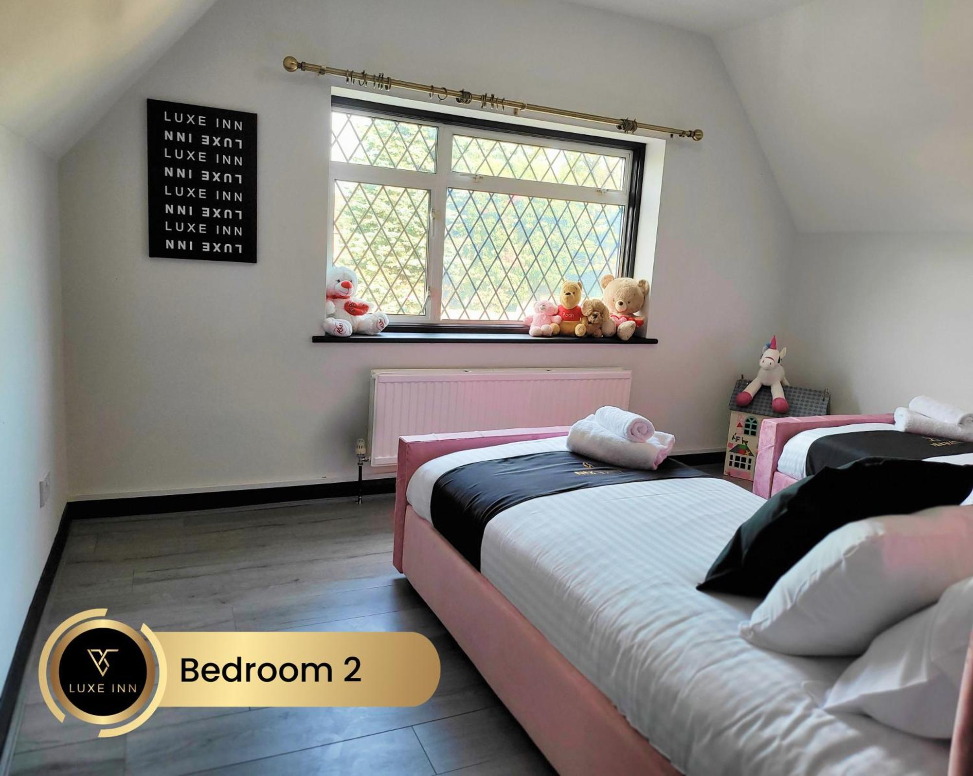 4 Bedroom House, Heathrow Airport, Luxe Inn Colnbrook Esterno foto