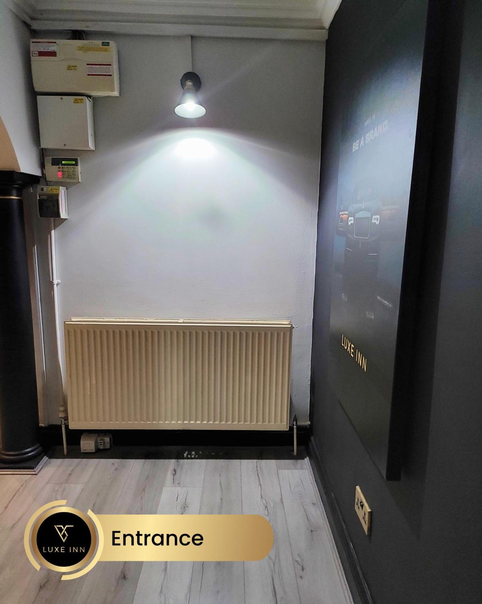 4 Bedroom House, Heathrow Airport, Luxe Inn Colnbrook Esterno foto